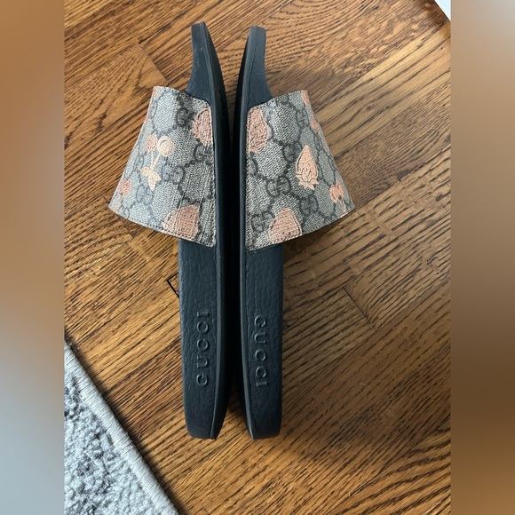 🍒🍓Gucci🍒🍓 Women's GG Berry Print Slide Sandals - Picture 5 of 5